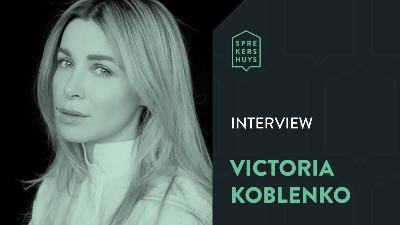 Victioria Koblenko poserend in groene foto met tekst 'interview victoria koblenko'