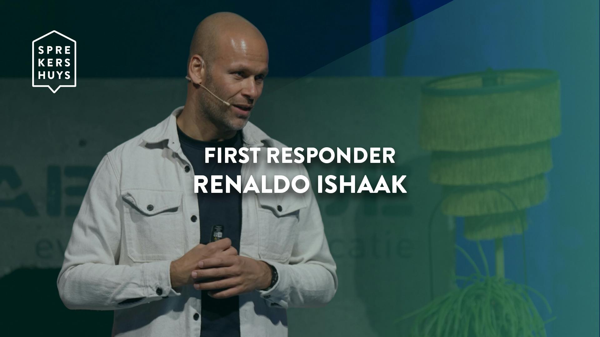 Renaldo Ishaak in witte spijkerjas aan het spreken met groene gloed over zich met tekst 'first responder Renaldo Ishaak'