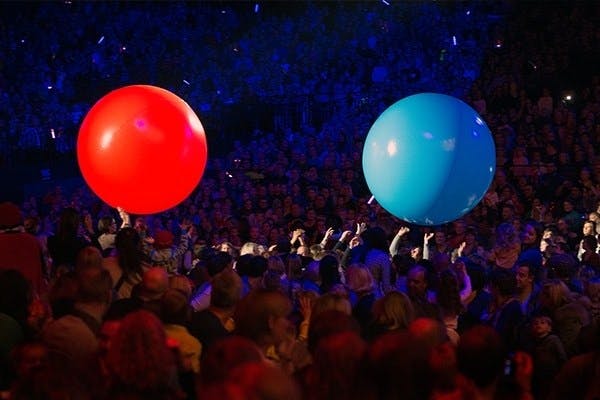 Publiek van event met een rode bal en blauwe bal