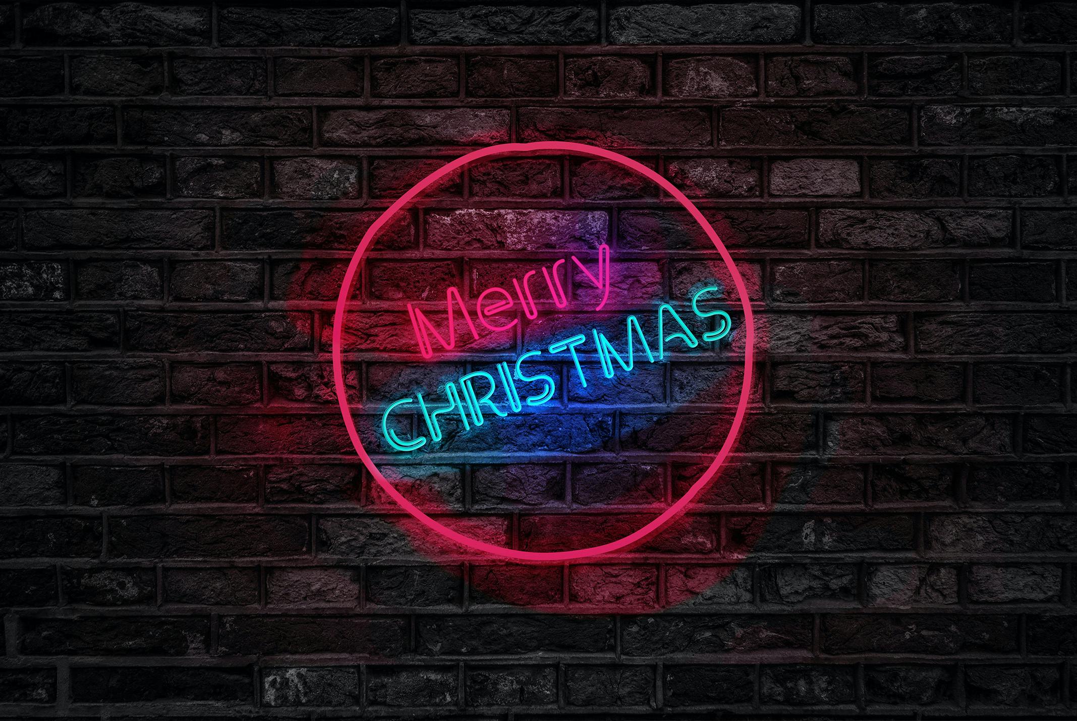 Tekst 'Merry Christmas' in led lichten op bruine muur