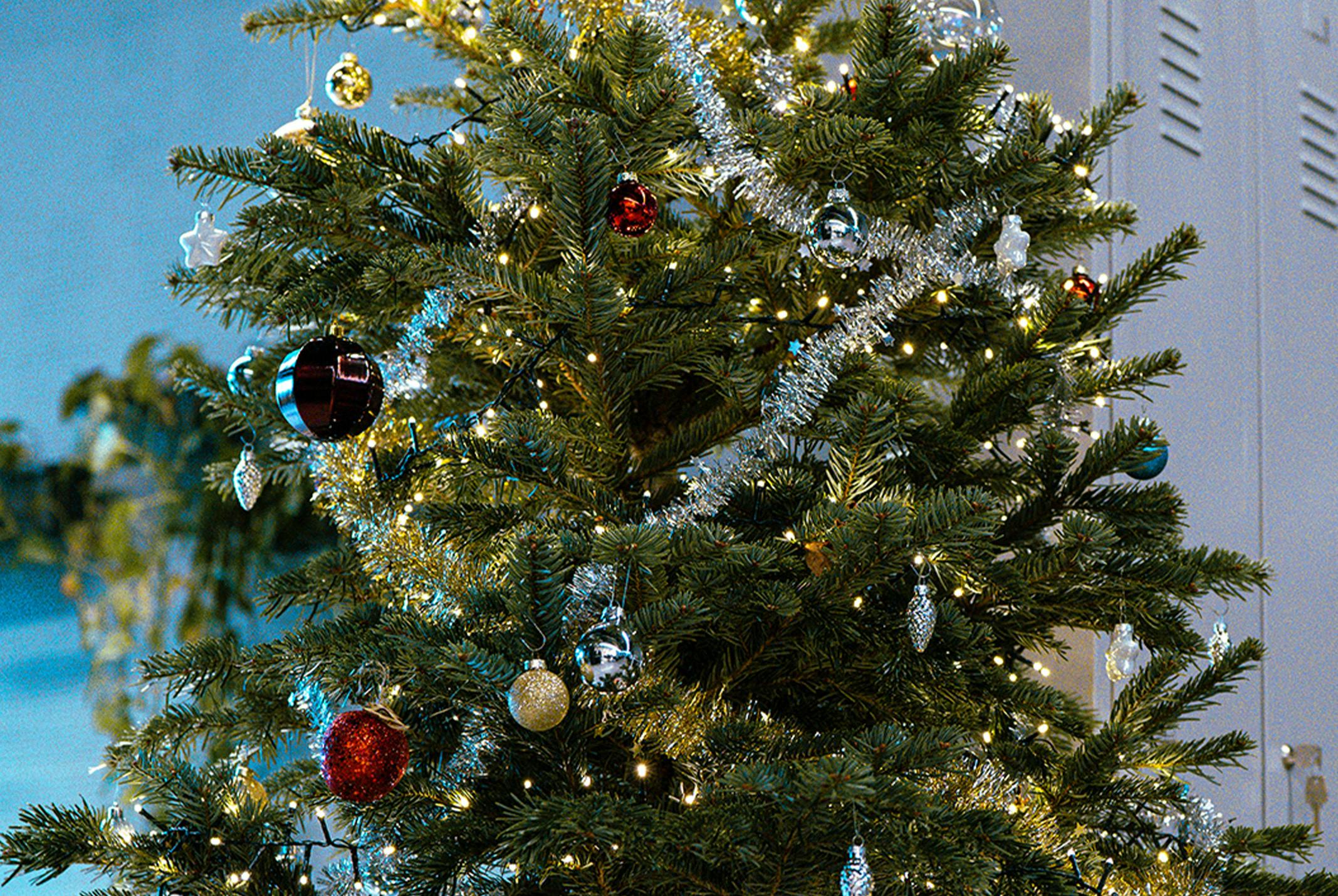 Kerstboom met lichtjes, slingers en ballen 