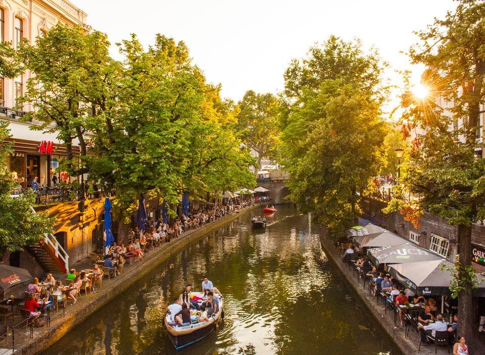 Utrecht Oude gracht in zomer met bomen en boot op water