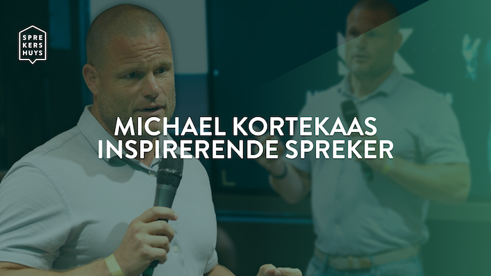 Michael Kortekaas aan het spreken met microfoon in hand met groene gloed over zich