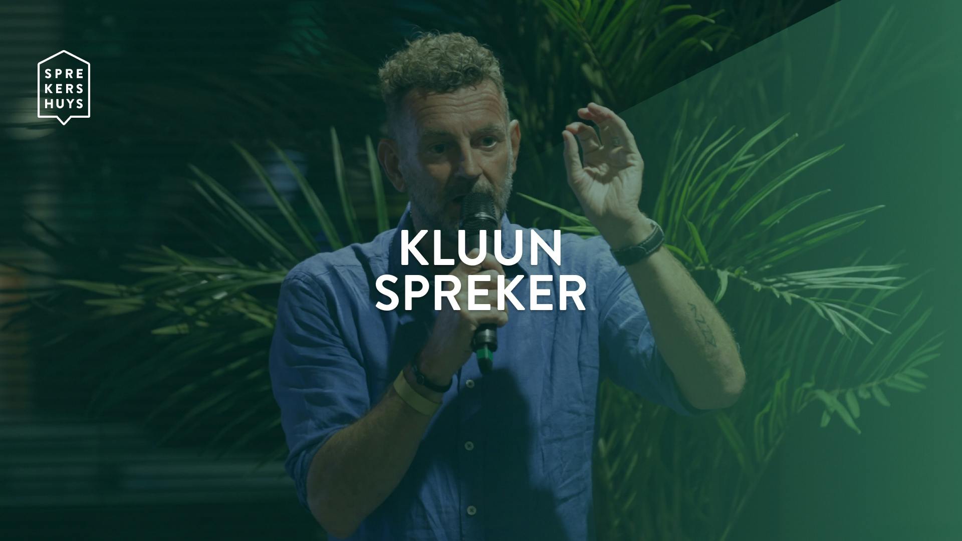 Kluun aan het spreken met een microfoon waarbij de tekst 'Kluun Spreker' in beeld staat met een groene kleur erover heen en het Sprekershuys logo linksboven in