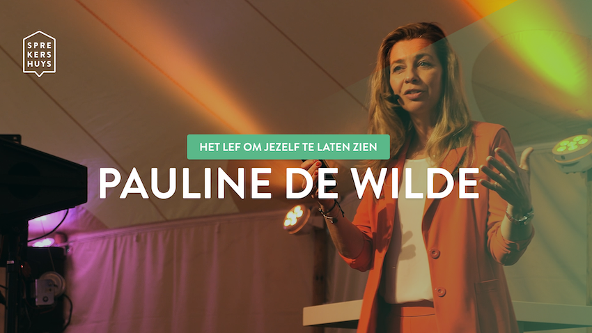 Pauline de Wilde aan het spreken met tekst 'lef om jezelf te laten zien Pauline de Wilde'