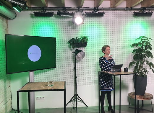 Marijke Roskam in de studio voor een opname