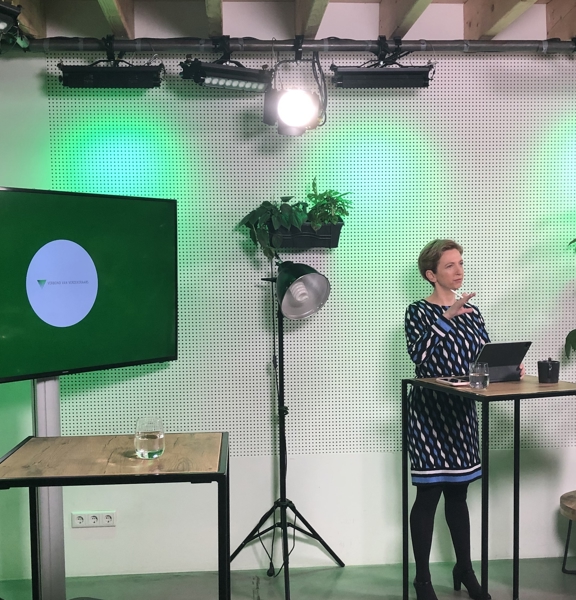 Marijke Roskam in de studio voor een opname