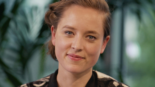 tessa met een donkere achtergrond en zwart/wit foto