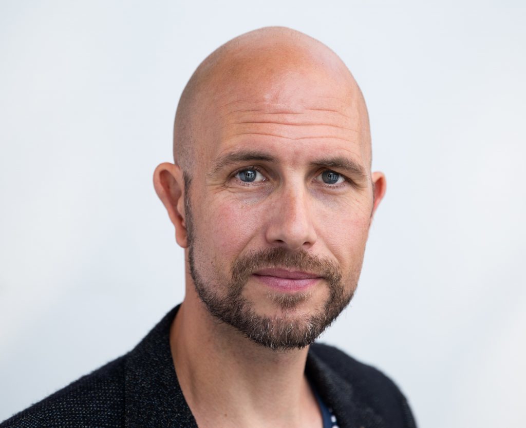 Lars Sorensen poserend bij witte achtergrond