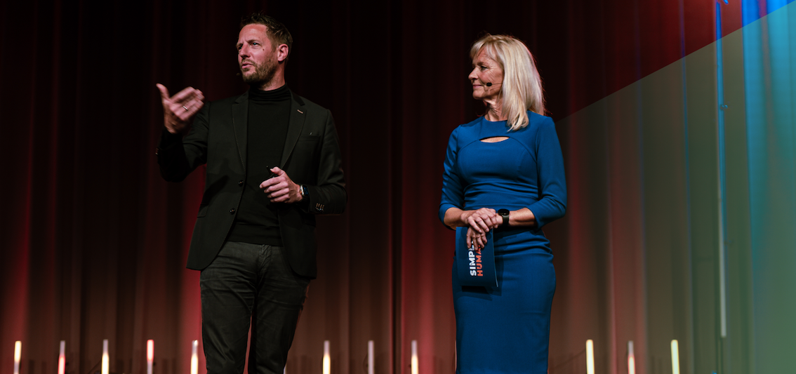 Spreker en dagvoorzitter samen op het podium