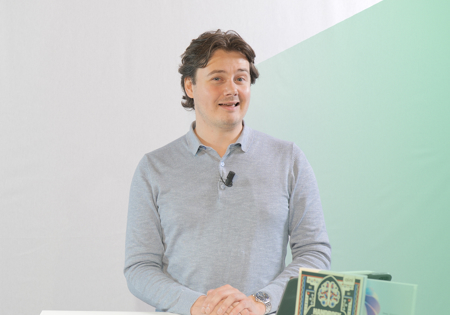 Remy gieling in polo voor witte muur met groene gloed