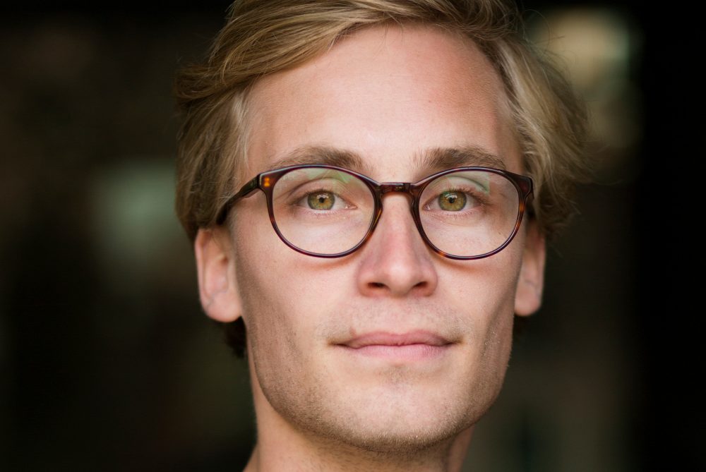 Jouri Schoemaker voor groene achtergrond