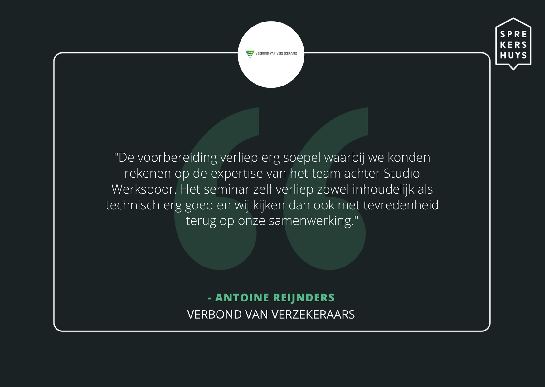 Donkere achtergrond met Sprekershuys logo in de hoek en tekst in het midden