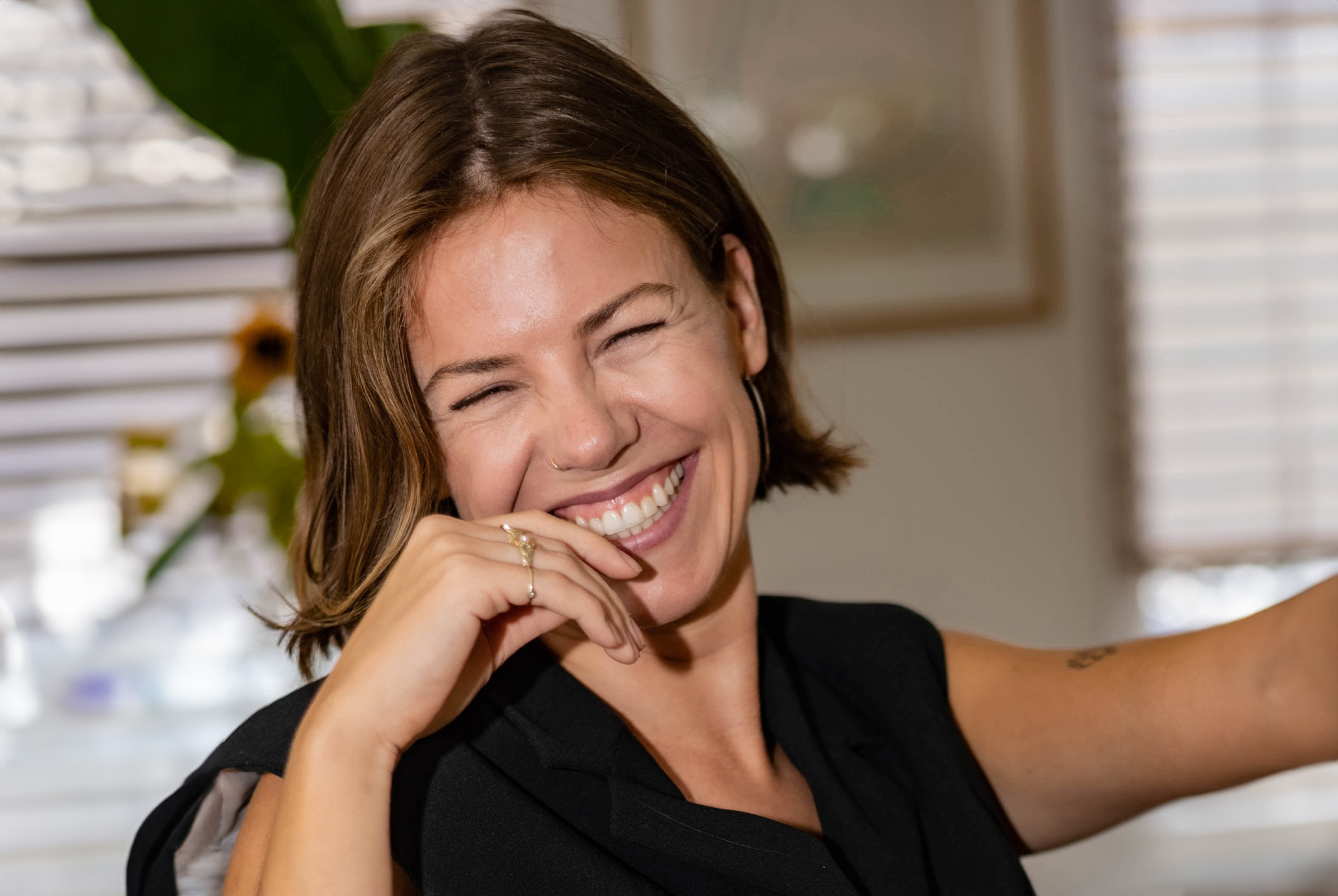 Sanne Cornelissen die glimlacht in zwarte top