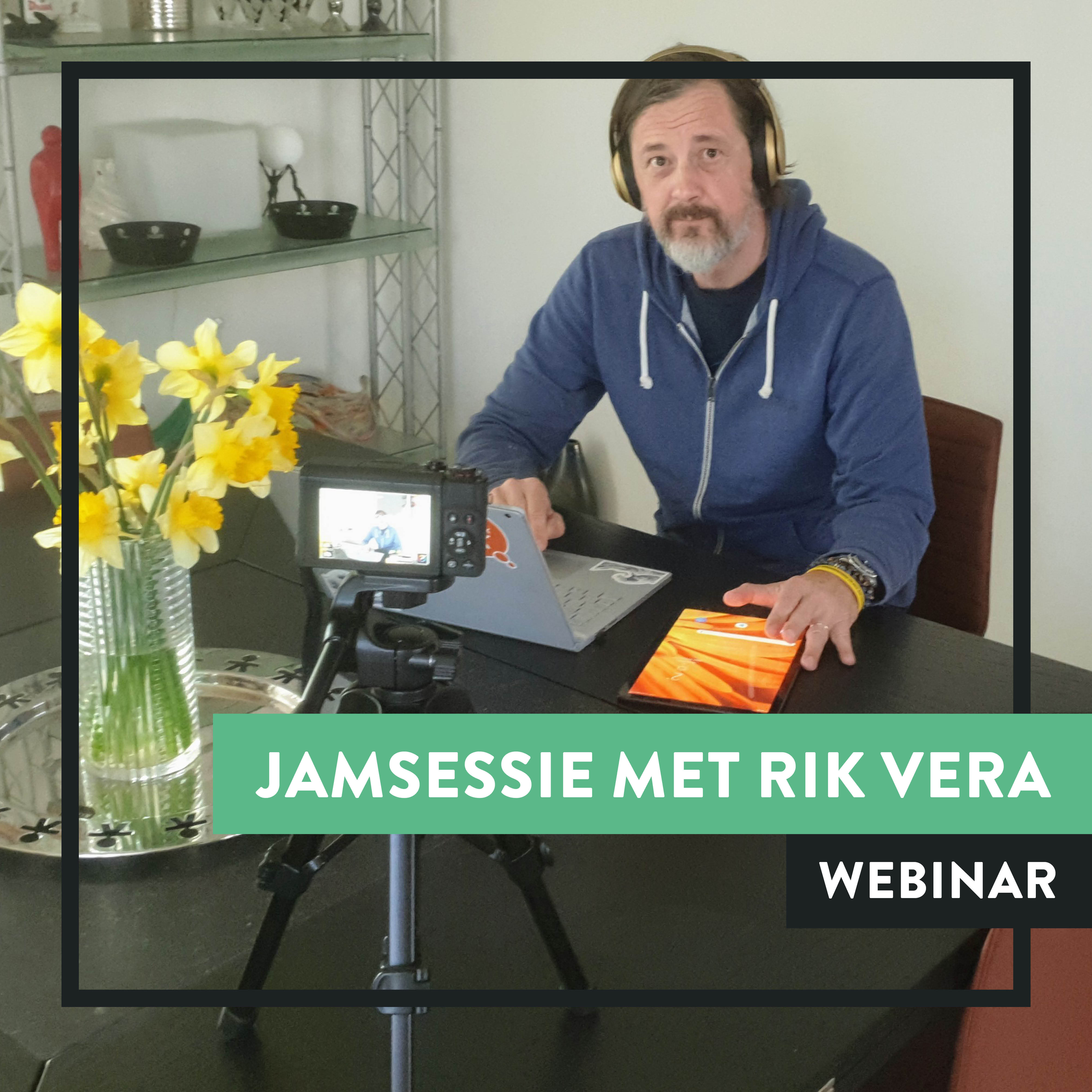 Rik vera met een jamsessie met een blauw vest