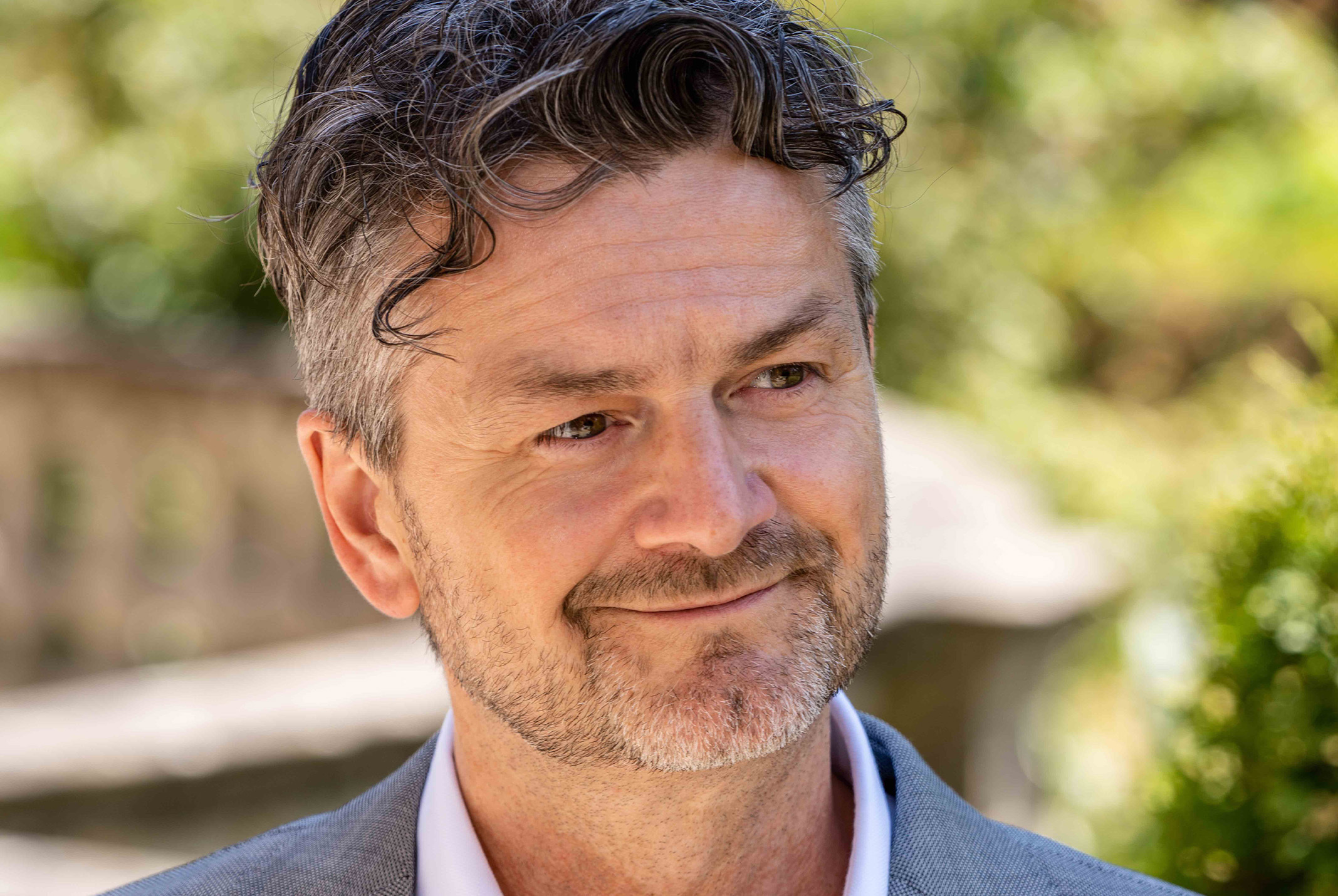 Kasper van Kooten glimlachend buiten