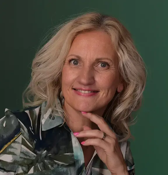 Jolanda ter Maten poseren voor groene achtergrond