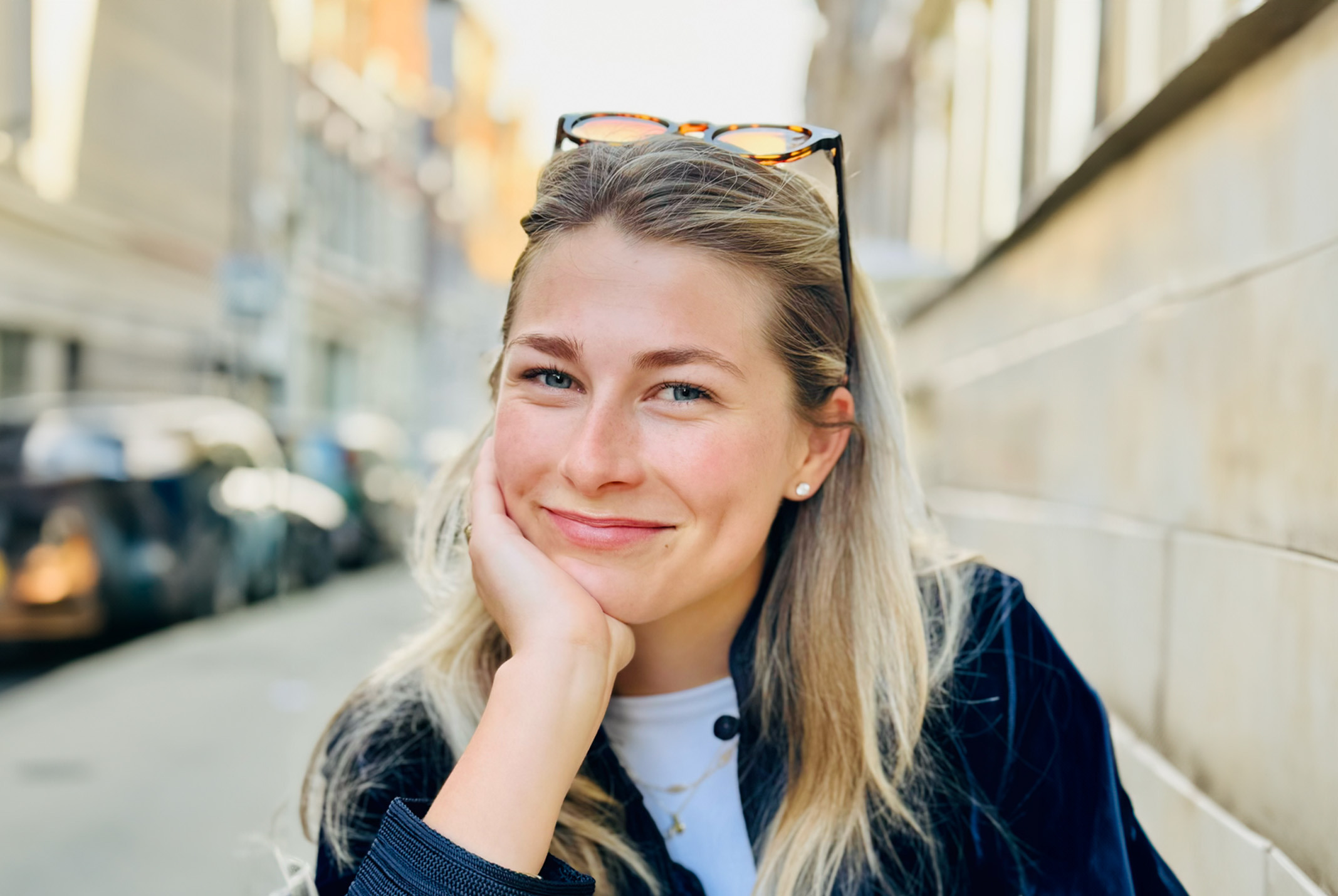 Sarah Bronkhorst in straat met hand onder haar hoofd