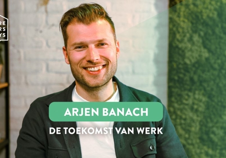 Arjen Banach in de studio poseren