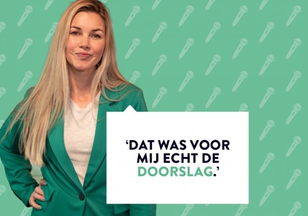 Anouk Hoogendijk in groene blouse met groene achtergrond