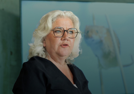 Irene Koel als spreker en vrouwelijke dagvoorzitter