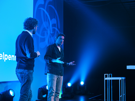 Ewout Genemans en Sander Schimmelpenninck op een blauw belicht podium