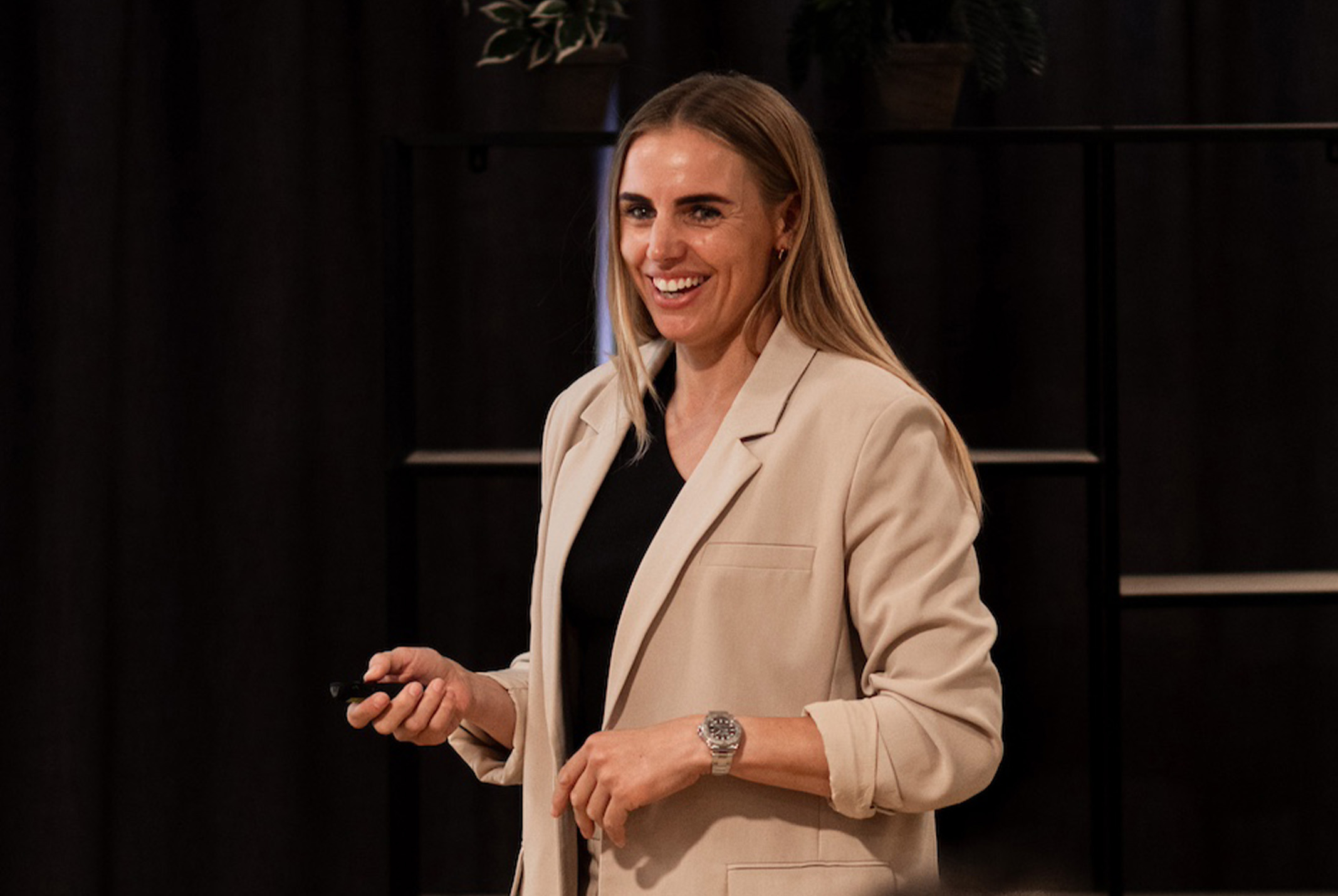 Marit Bouwmeester in keynote met beige colbert