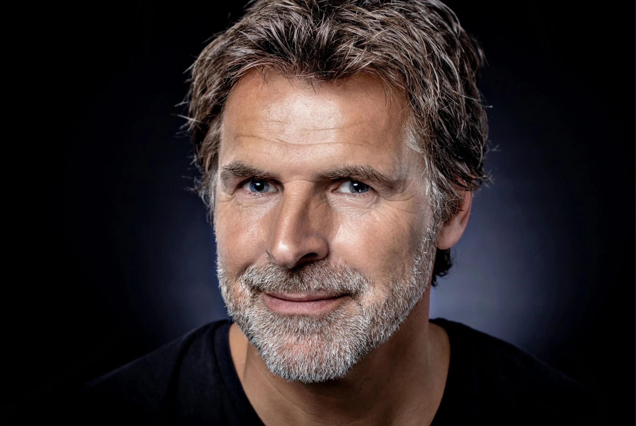 Bernard voor een grijze achtergrond