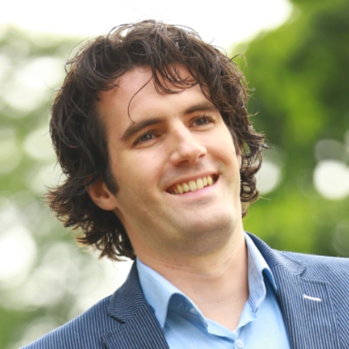 Sydney Brouwer poseert lachend in pak