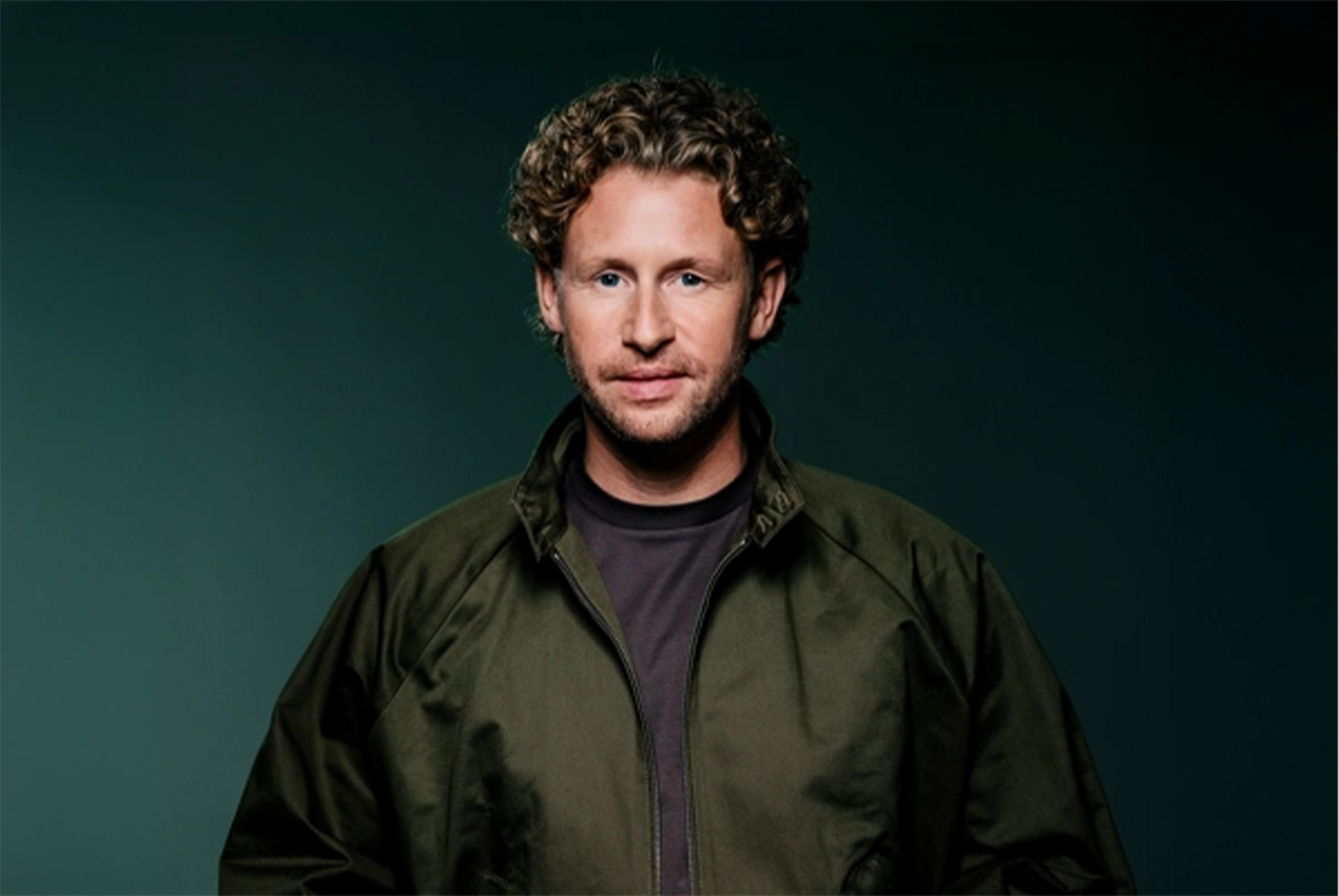 Ewout Genemans voor donkere achtergrond in groene jas