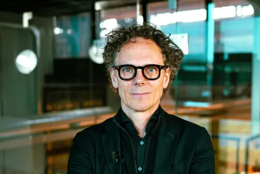 Ben van der Burg bij sprekershuys in de studio