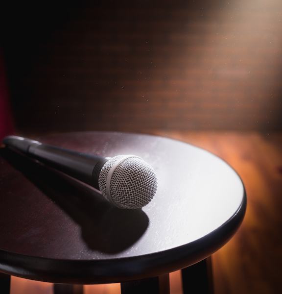 microfoon op krukje