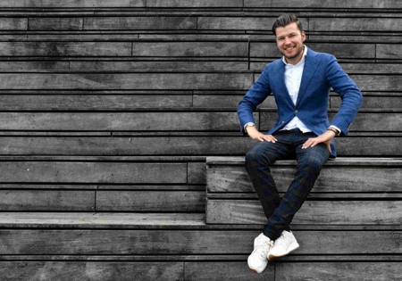 Arjen Banach blauw pak op trap