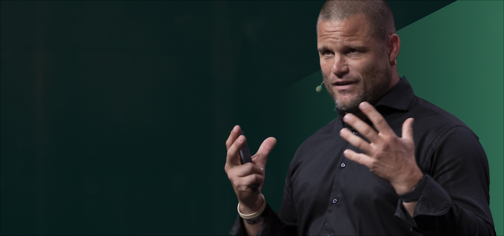 Michael Kortekaas op beeld met groene achtergrond