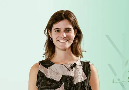 Kiki Boreel op de foto voor een groene achtergrond