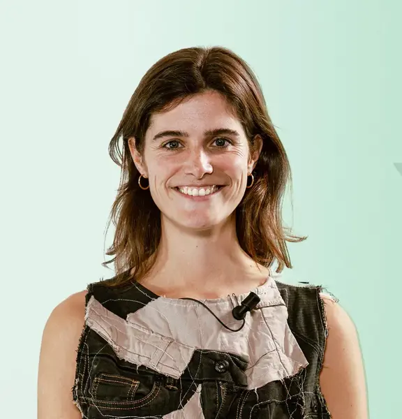 Kiki Boreel in witte ruimte met een kapstok in de achtergrond