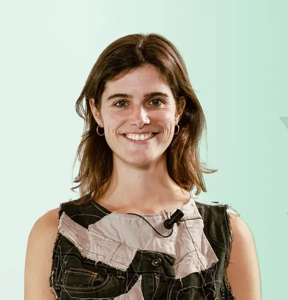 Kiki Boreel op de foto voor een groene achtergrond met plant