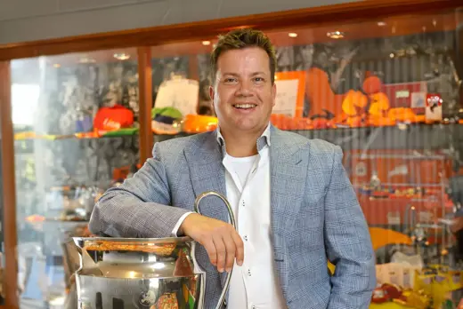 Bob van Oosterhout in blauw pak