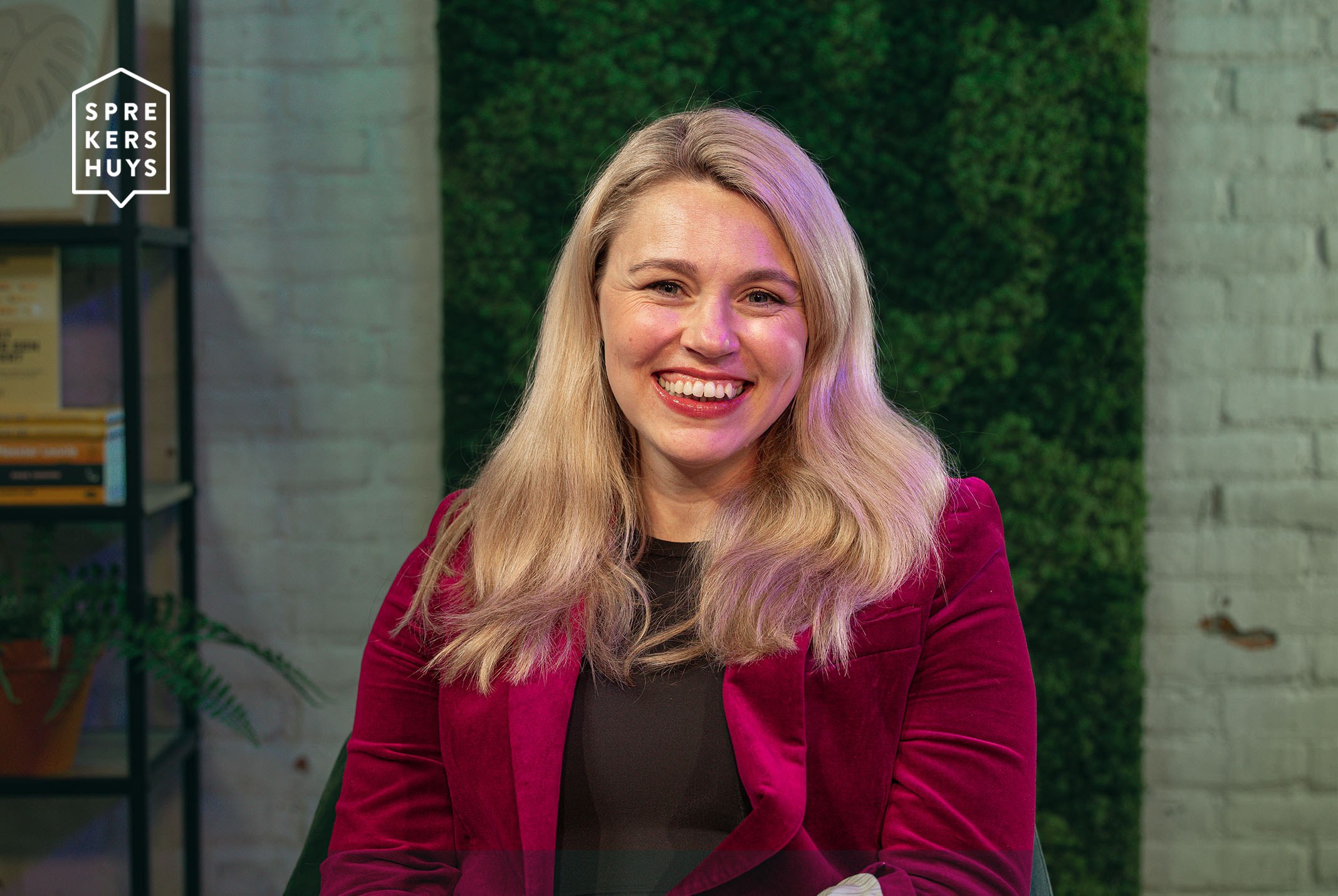 lisa loeb lachend op de foto