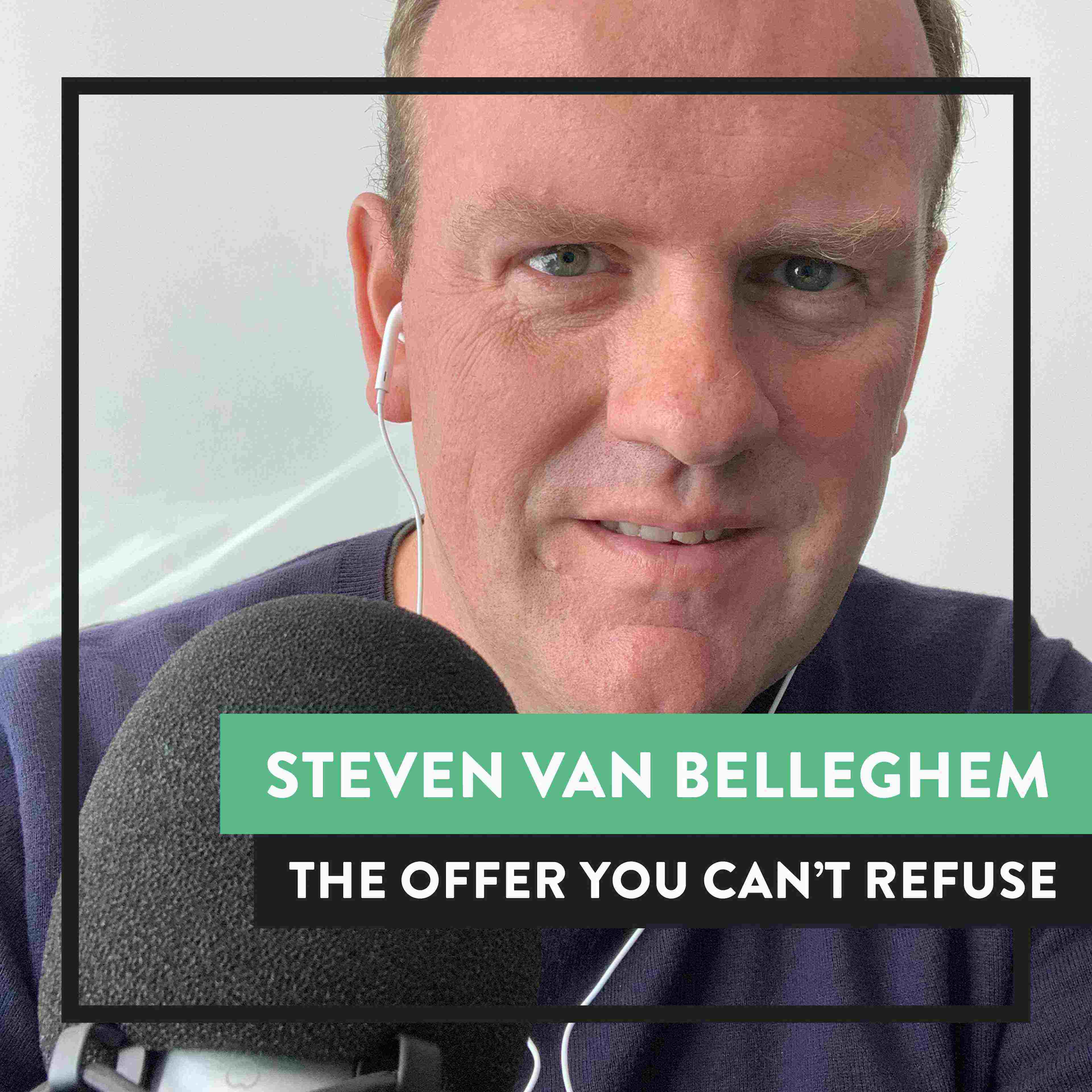 Steven van Belleghem met groene en zwarte vakken om hem heen