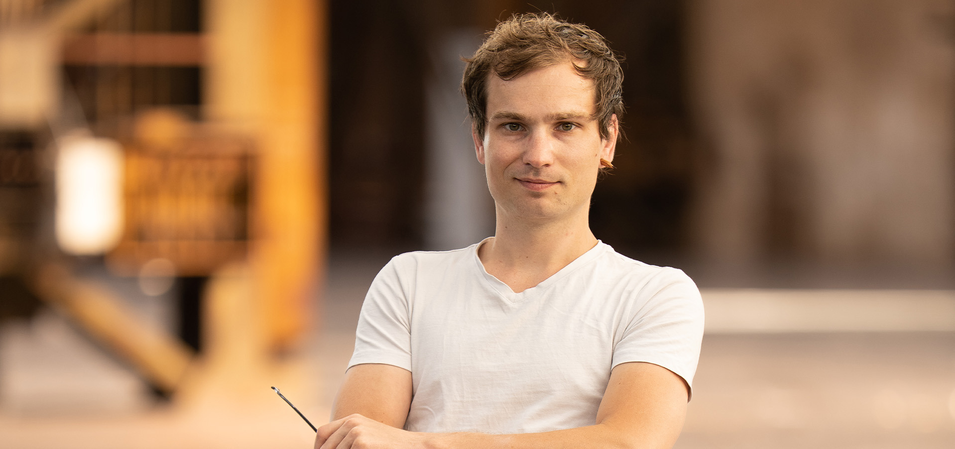 Joost van der Velde wit shirt en bril in de hand