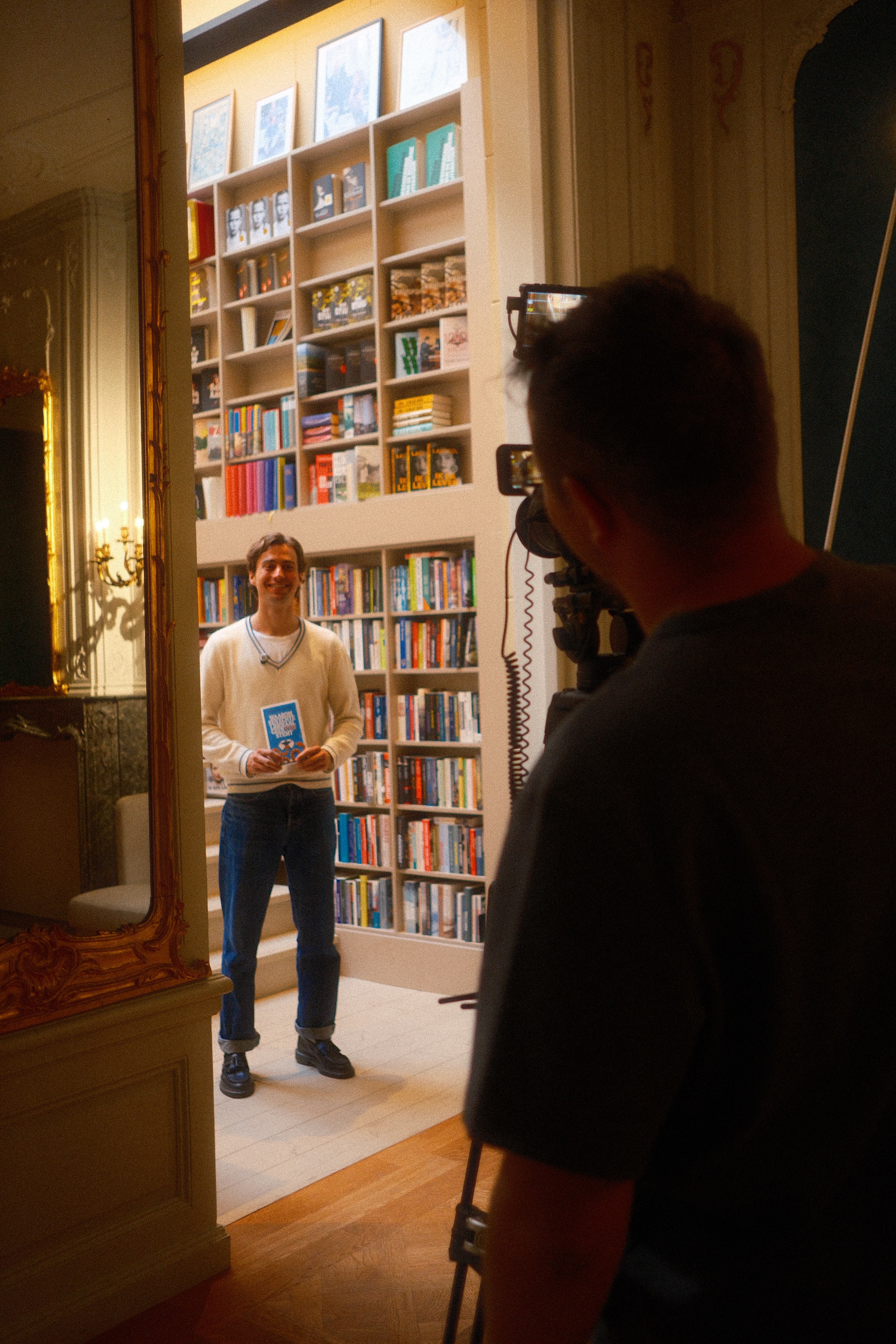 Simon van Teutem poserend met boek voor camera