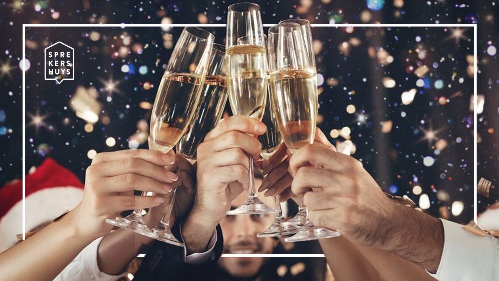 Mensen die proosten met champagne