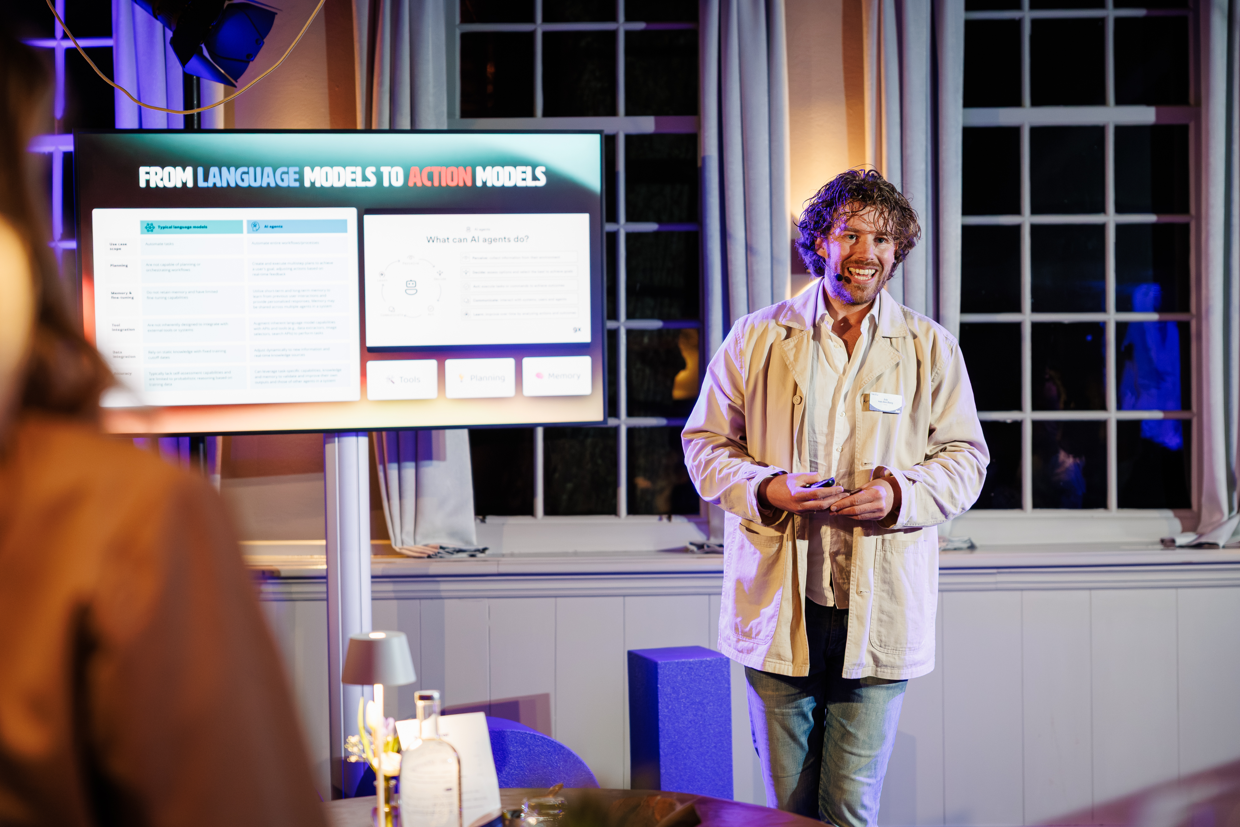 Job van den Berg aan het presenteren