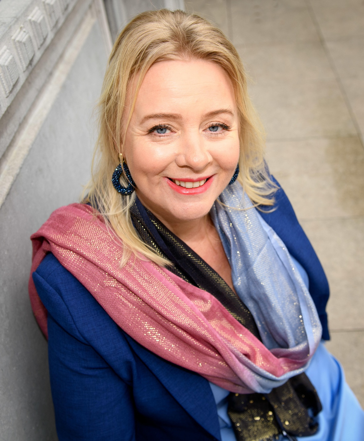 Eve Vlemincx met blauwe colbert en sjaal