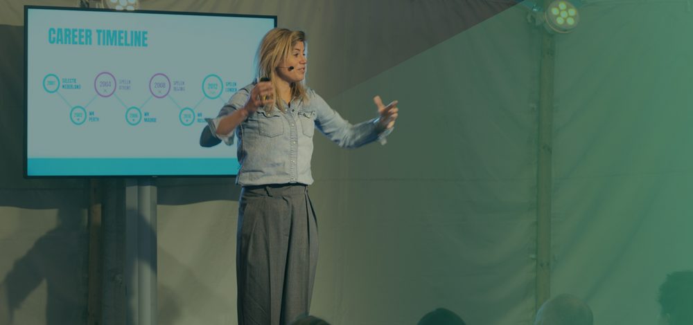 Kim Lammers aan het spreken bewegend met handen met groene gloed over zich