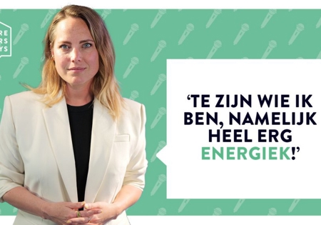 Marije Knevel voor groene achtergrond