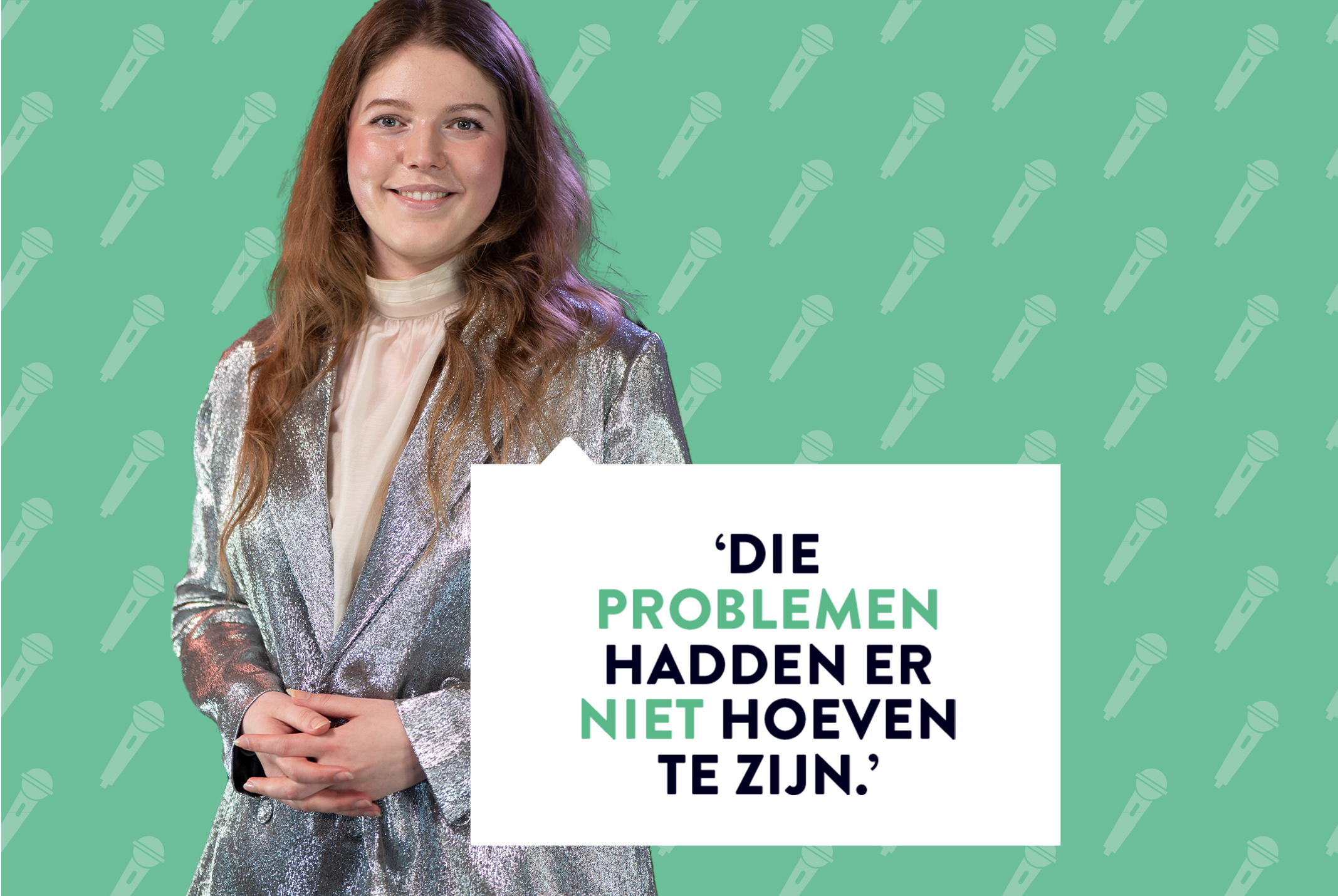 Emma Mouthan poserend bij groene achtergrond