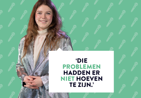 Emma Mouthan poserend bij groene achtergrond