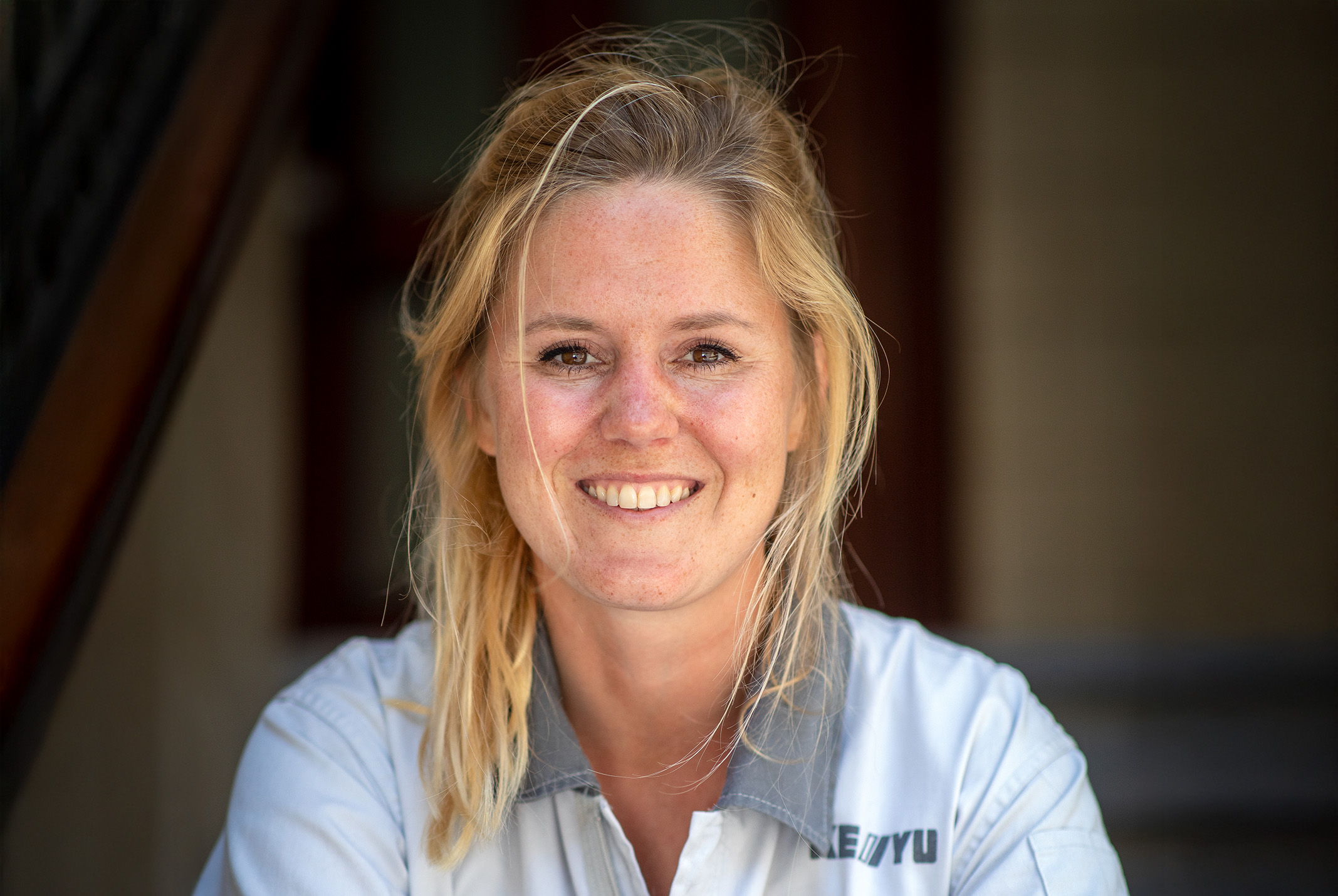 Milou Brand in blouse en blond haar